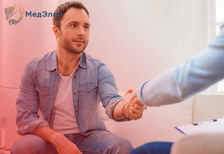 мужчина на приеме терапевта
